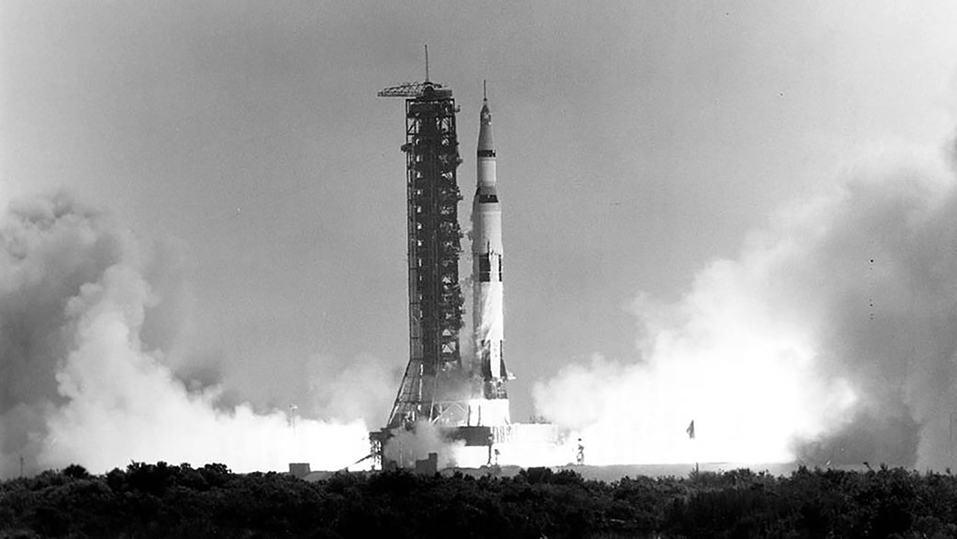 Armstrong y Aldrin se convirtieron en los primeros humanos en pisar la Luna, mientras que Michael Collins permaneció a bordo del módulo de mando en órbita lunar. (Foto por HO / NASA / AFP) 