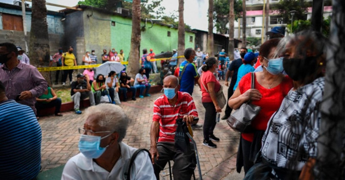 Kekacauan berlanjut di pusat vaksinasi di Venezuela: antrian panjang telah dicatat di salah satu lingkungan terkenal di Caracas