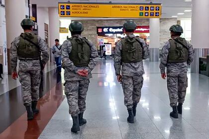 Soldados del ejército ecuatoriano vigilan el aeropuerto Internacional José Joaquín de Olmedo en Guayaquil (Ecuador), en medio del estado de excepción impuesto por el presidente. EFE/ Carlos Durán Araújo/MÁXIMA CALIDAD
