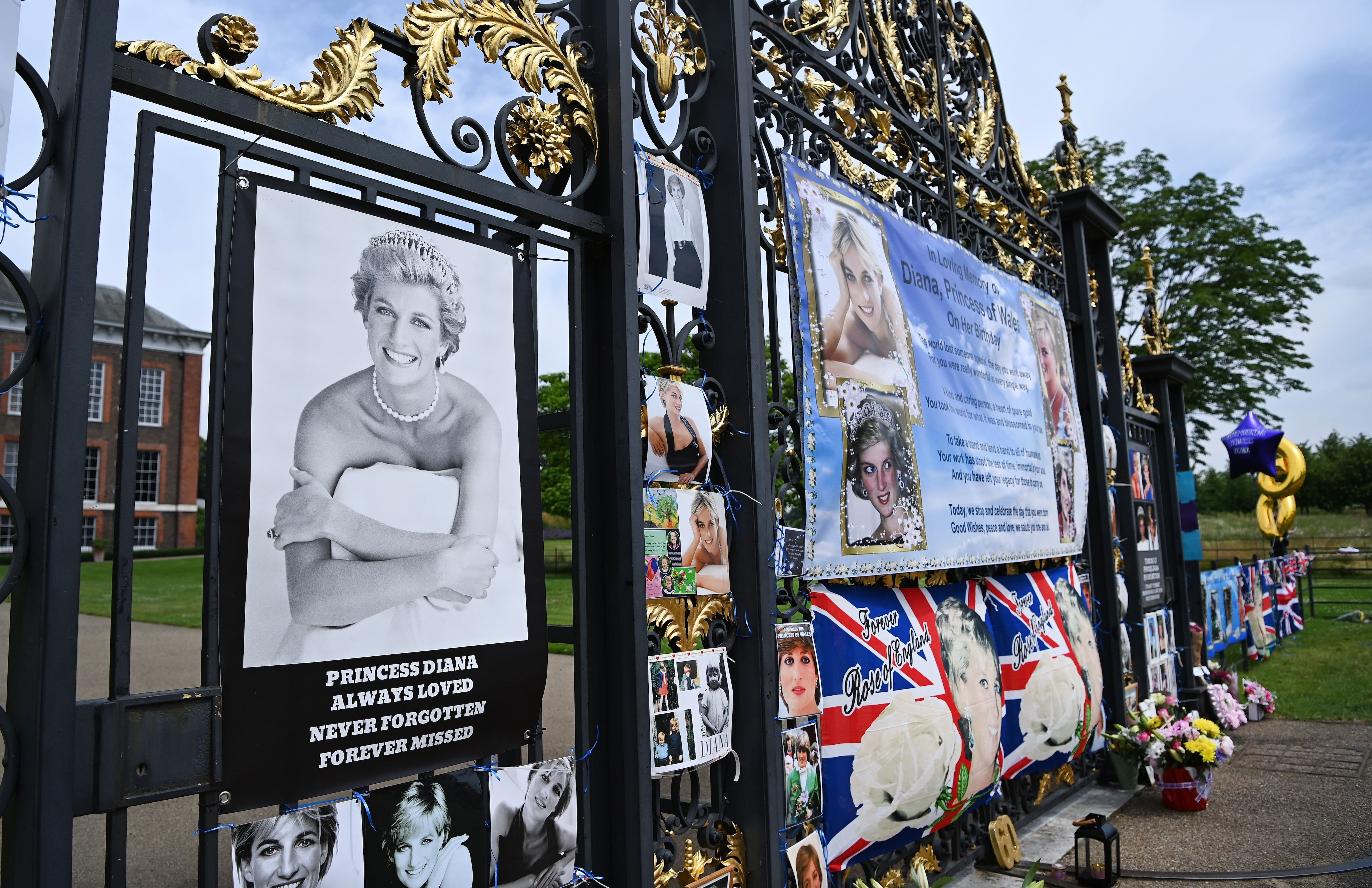 Tributo a la princesa Diana de Gales en las inmediaciones del palacio de Kensington en Londres. Diana de Gales murió en París en un accidente de automóvil junto a su pareja, el egipcio Emad "Dodi" Al Fayed, y el chófer el 31 de agosto de 1997 (EFE/EPA/ANDY RAIN/Archivo)
