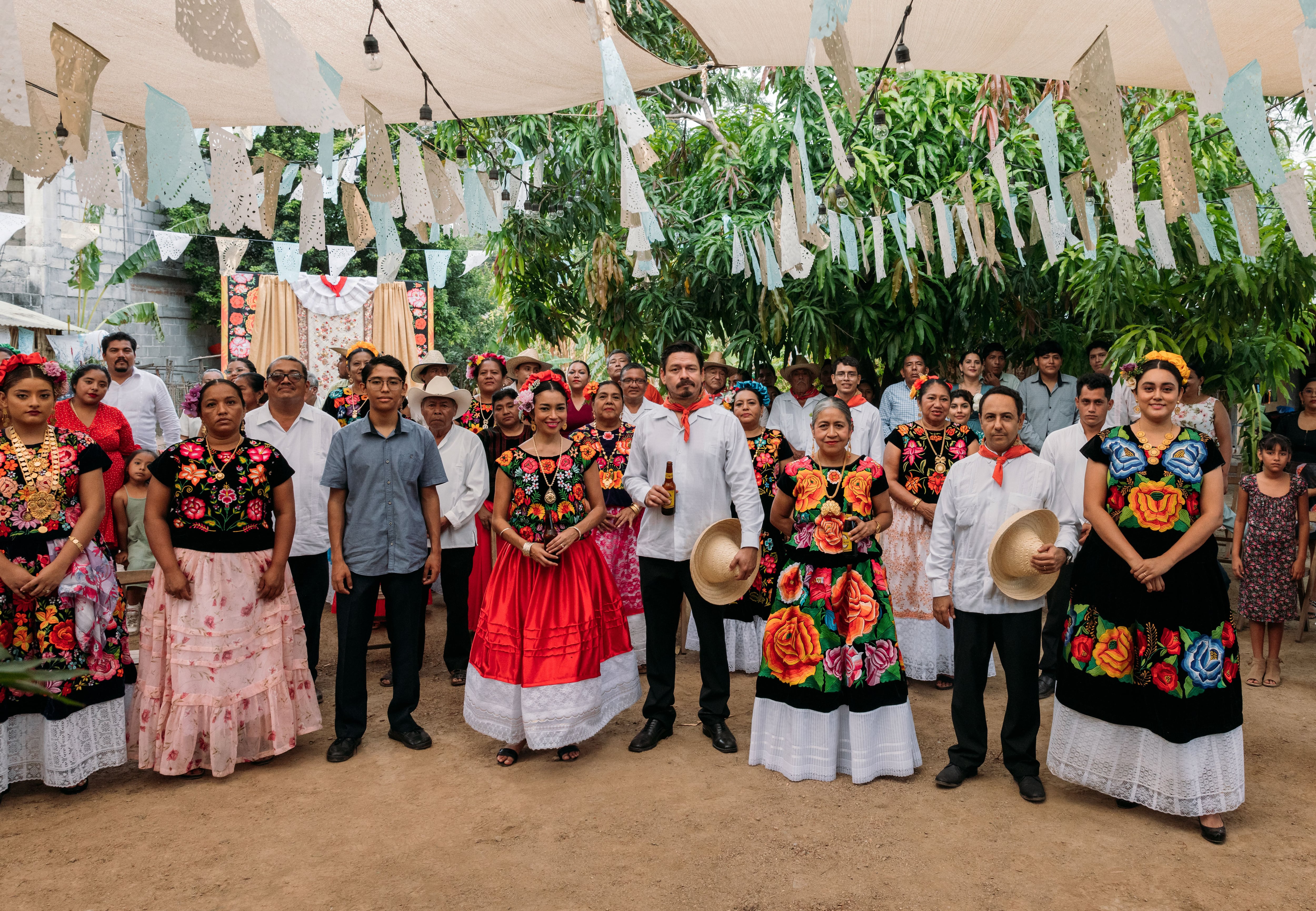 Las emblemáticas velas, la lengua zapoteca y los elegantes trajes de tehuana son parte de la riqueza cultural presente en El secreto del río (Netflix)