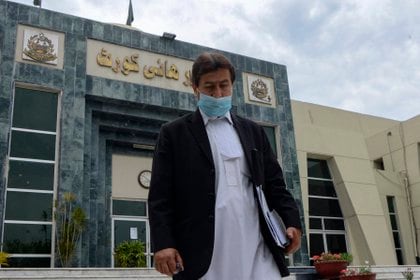 Dalam foto tanggal 20 April 2021 ini, Qamar Nadim Afridi, kuasa hukum yang mewakili Dr. Shakil Afridi, meninggalkan gedung Mahkamah Agung di Peshawar.  (Abdel Majeed / Agen Pers Prancis)