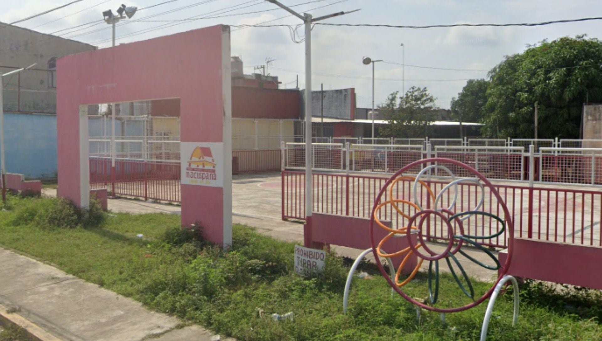 Los restos humanos fueron colocados junto a las rejas de una cancha deportiva del municipio. (Google Maps)