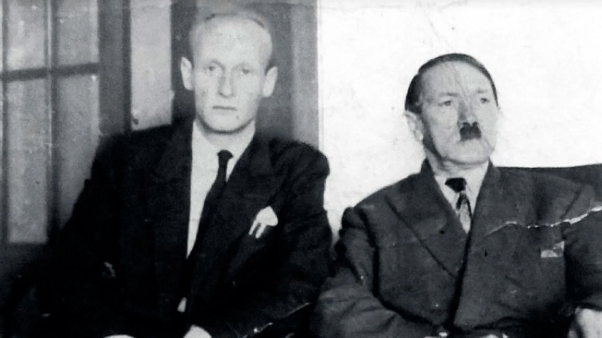 La imagen en la que Basti asegura que Hitler posa junto a Citroën. Fue peritada en Holanda y en Argentina.