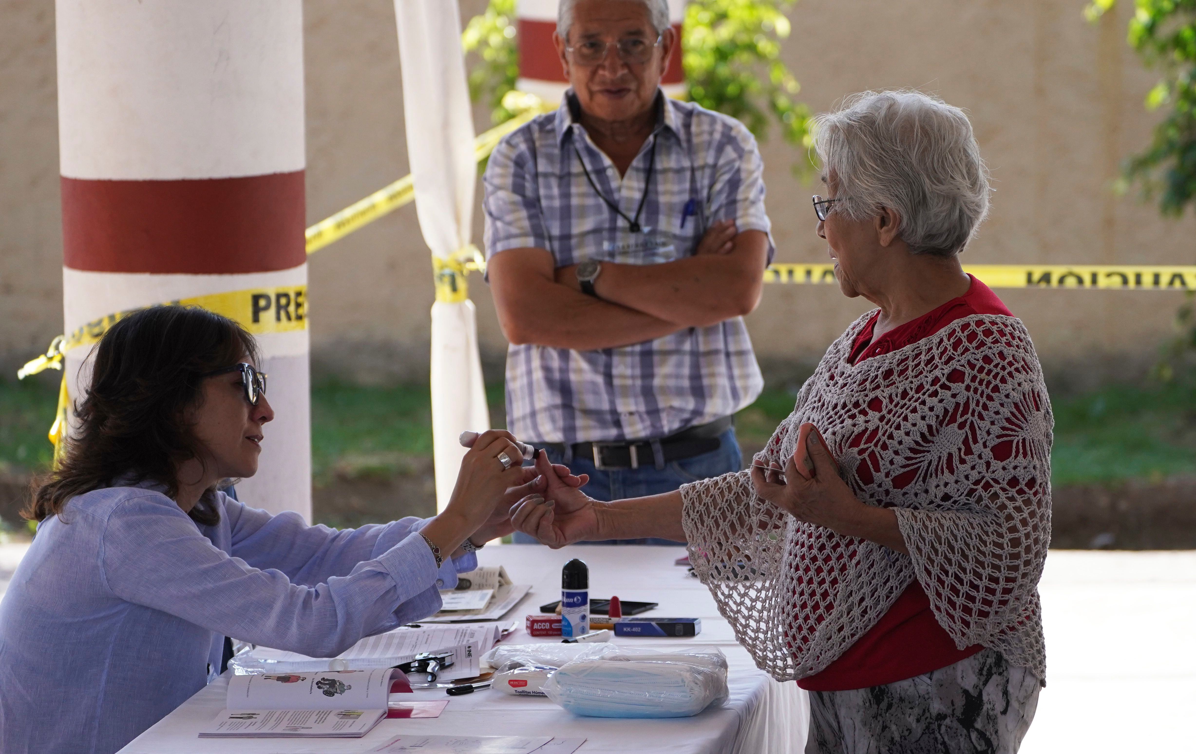 votar tinta del dedo medio