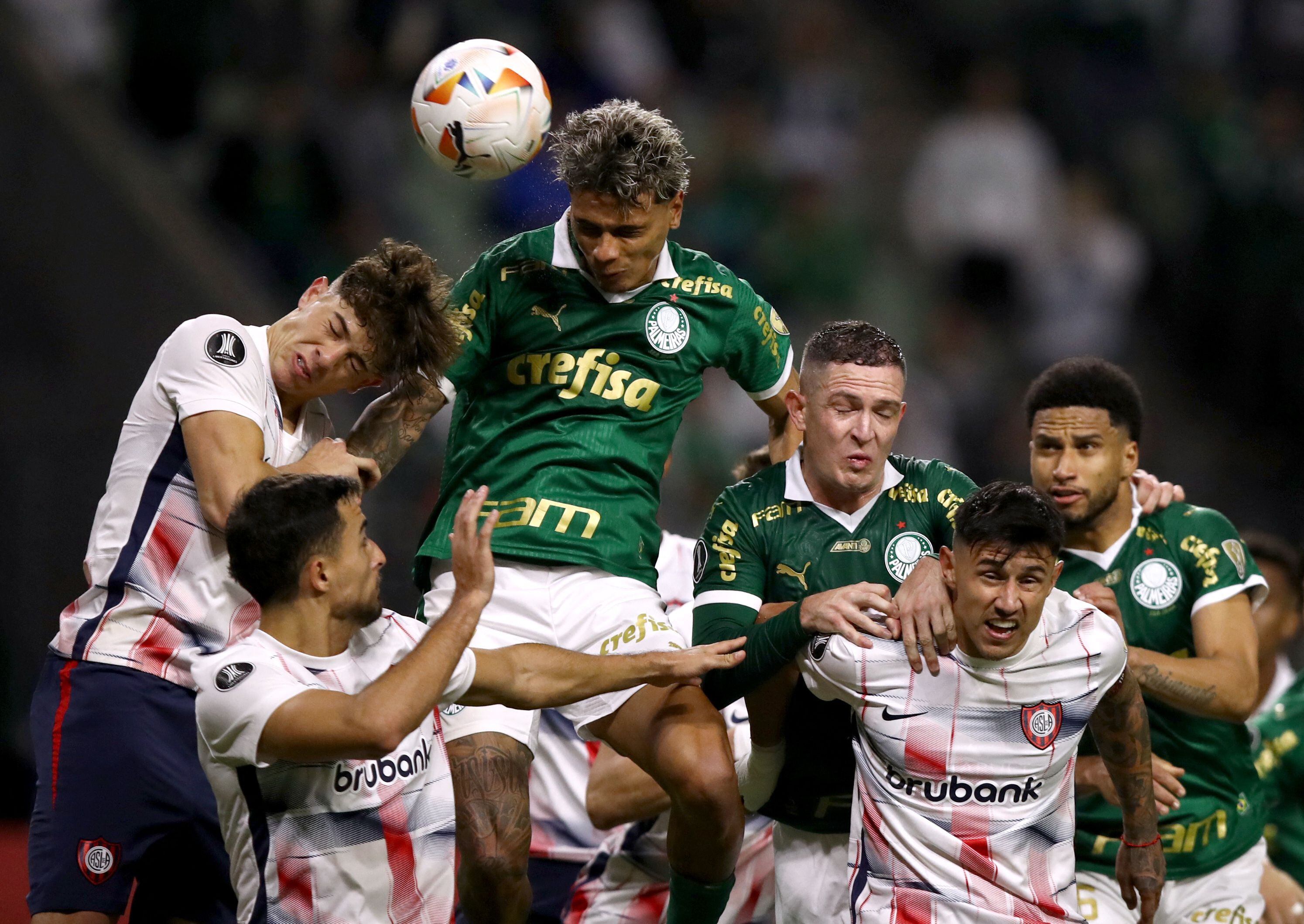 Pelota dividida entre varios rivales. Una postal del duelo en el Allianz Parque (REUTERS/Carla Carniel)