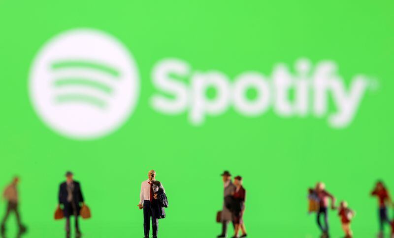 Los compositores ganarían menos dinero con los nuevos planes de Spotify. REUTERS/Dado Ruvic/Ilustration/File Photo