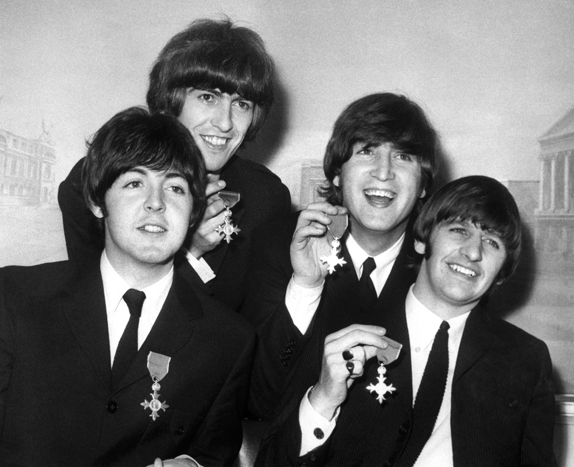 Los Beatles muestran las medallas que recibieron cuando la Reina Isabel les concedió la membresía de la Orden del Imperio Británico en el Palacio de Buckingham. De izquierda a derecha: Paul McCartney, George Harrison, John Lennon y Ringo Starr.