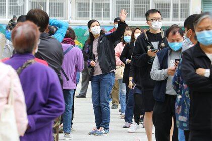 15/12/2020 Un grupo de residentes de uno de los edificios en los que se ha localizado un último brote de la COVID-19 en Hong Kong hace turno para someterse a una prueba de coronavirus..

Las autoridades de Hong Kong han decretado este lunes nuevas restricciones, entre ellas la cuarentena obligatoria para los residentes de uno de los edificios en los que se ha detectado uno de los últimos brotes de coronavirus, cuya cuarta ola en la ciudad ha dejado ya 7.623 casos acumulados, 82 en las últimas 24 horas.

POLITICA JAPÓN ASIA ASIA HONG KONG ASIA CHINA INTERNACIONAL
DICKSON LEE / ZUMA PRESS / CONTACTOPHOTO
