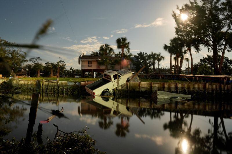 Un vehículo en un canal después de la llegada del huracán Idalia en Horseshoe Beach, Florida, Estados Unidos, 30 de agosto de 2023. REUTERS/Cheney Orr