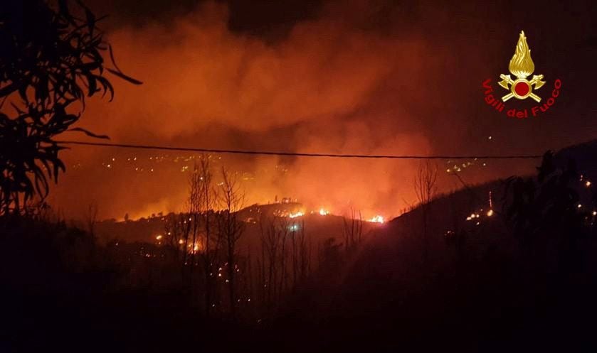 Las llamas y el humo se elevan mientras un incendio forestal arde cerca de la aldea siciliana de Curcuraci cerca de Messina, (Vigili del Fuoco/REUTERS)