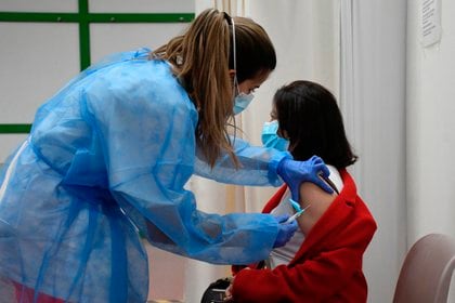 Las autoridades sanitarias danesas suspenderán de forma definitiva la vacuna de AstraZeneca contra la covid tras haber interrumpido su uso durante cinco semanas tras los los casos inusuales de trombosis en varios países europeos (EFE/ Pablo Martín/Archivo) 