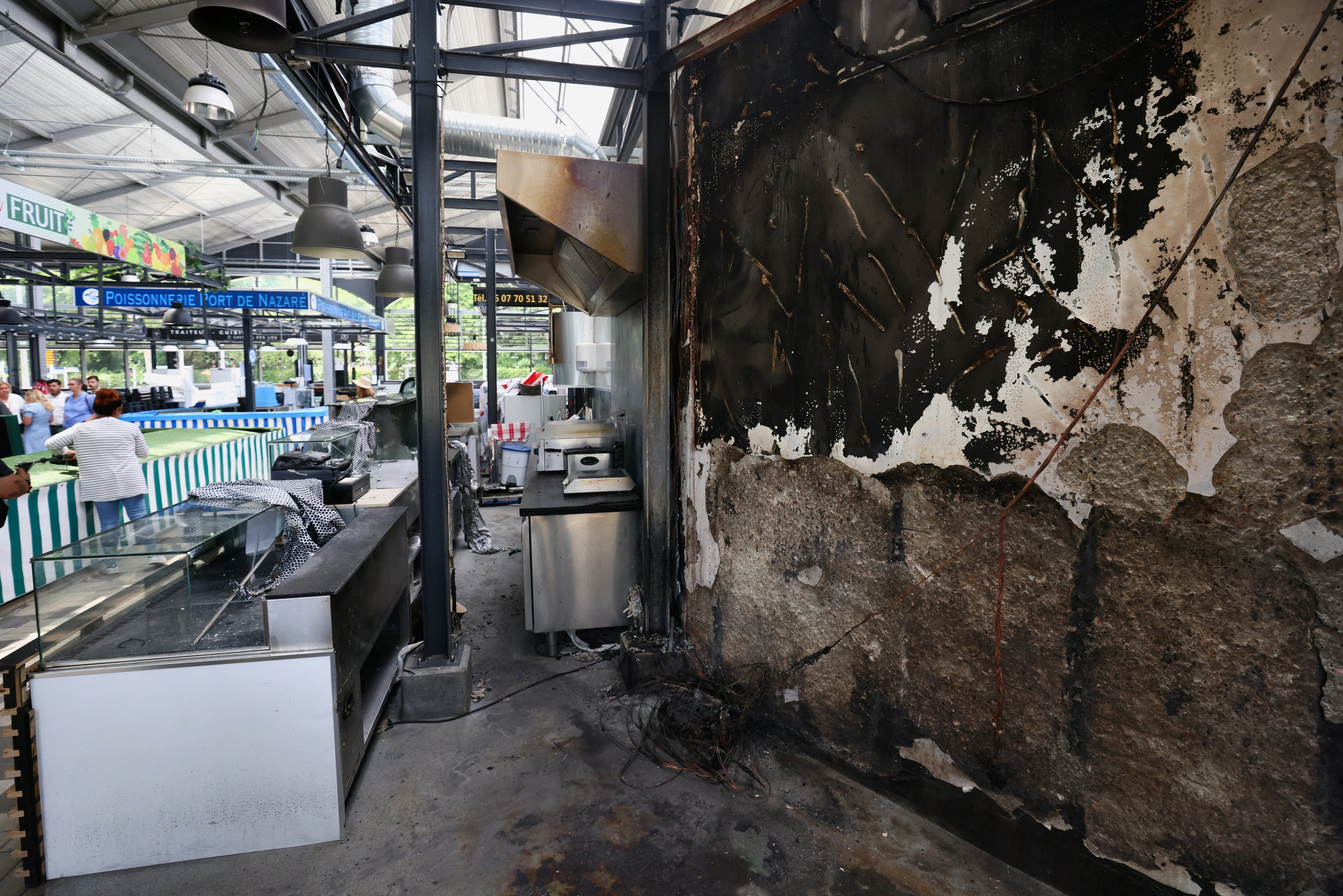 Mercado destruido en L'Hay-les-Roses, cerca de París (Reuters)