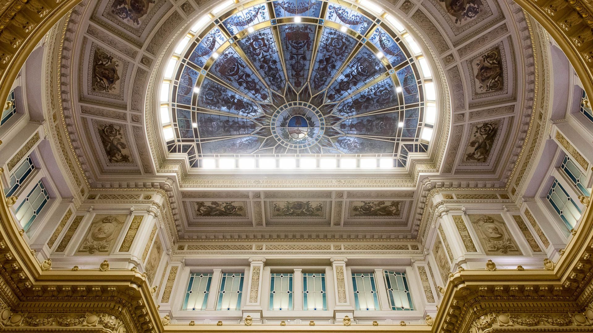 El majestuoso techo de la Cámara de Senadores, con el escudo de la República Argentina brillando en el medio (Gustavo Gavotti)