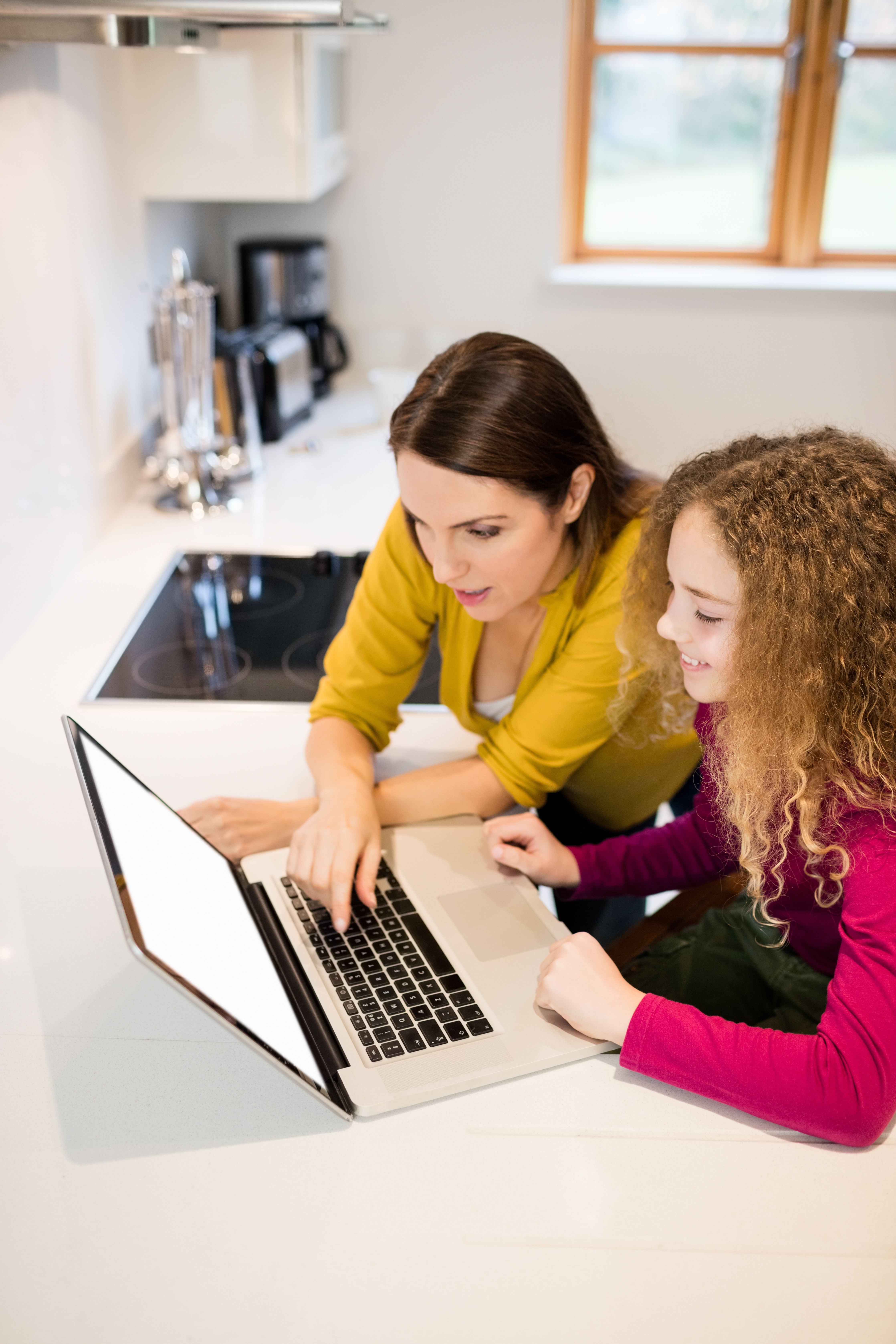 adolescente madre computadora Modo Seguro (freepik)