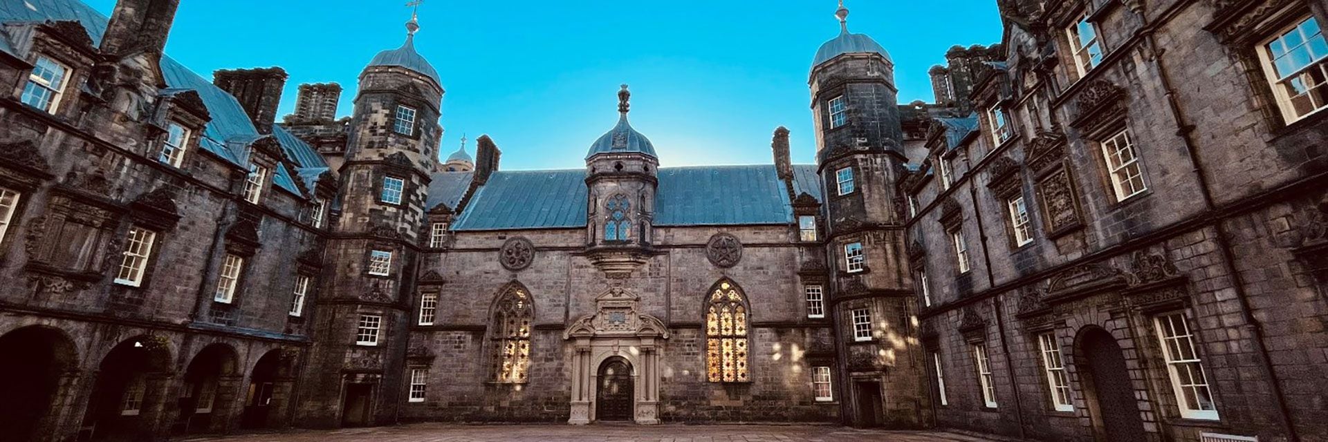 La belleza de su arquitectura y su impresionante ubicación en el centro de Edimburgo la hacen visible desde varios puntos de la ciudad