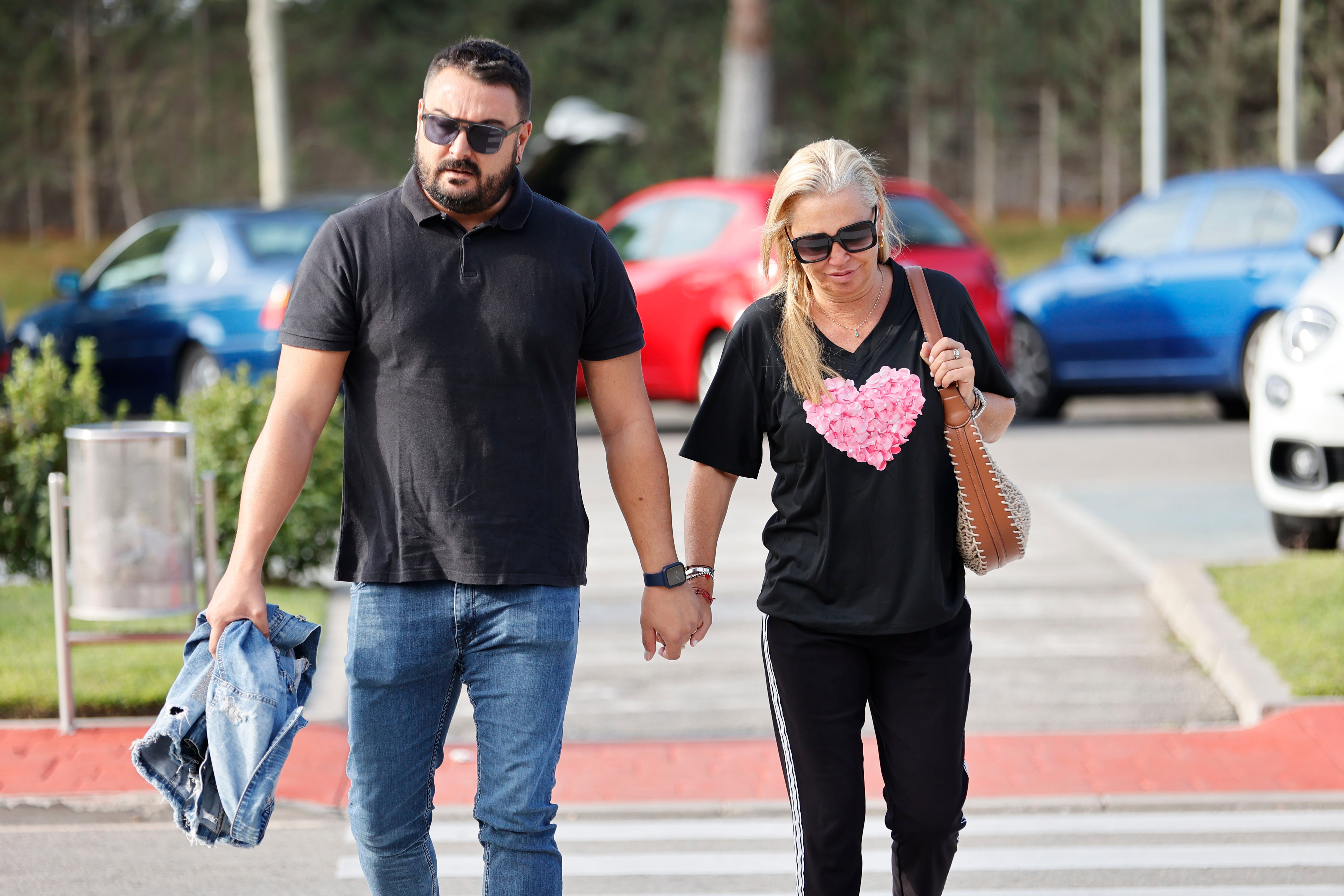 Belén Esteban y su marido, Miguel, yendo a despedir a Jimmy Giménez-Arnau (Antonio Gutiérrez / Europa Press)