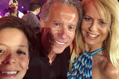 Máximo, con Cecilia Bolocco y José Patricio Daire. De acuerdo a la conductora, el empresario oficia de papá del adolescente (Foto: Instagram)