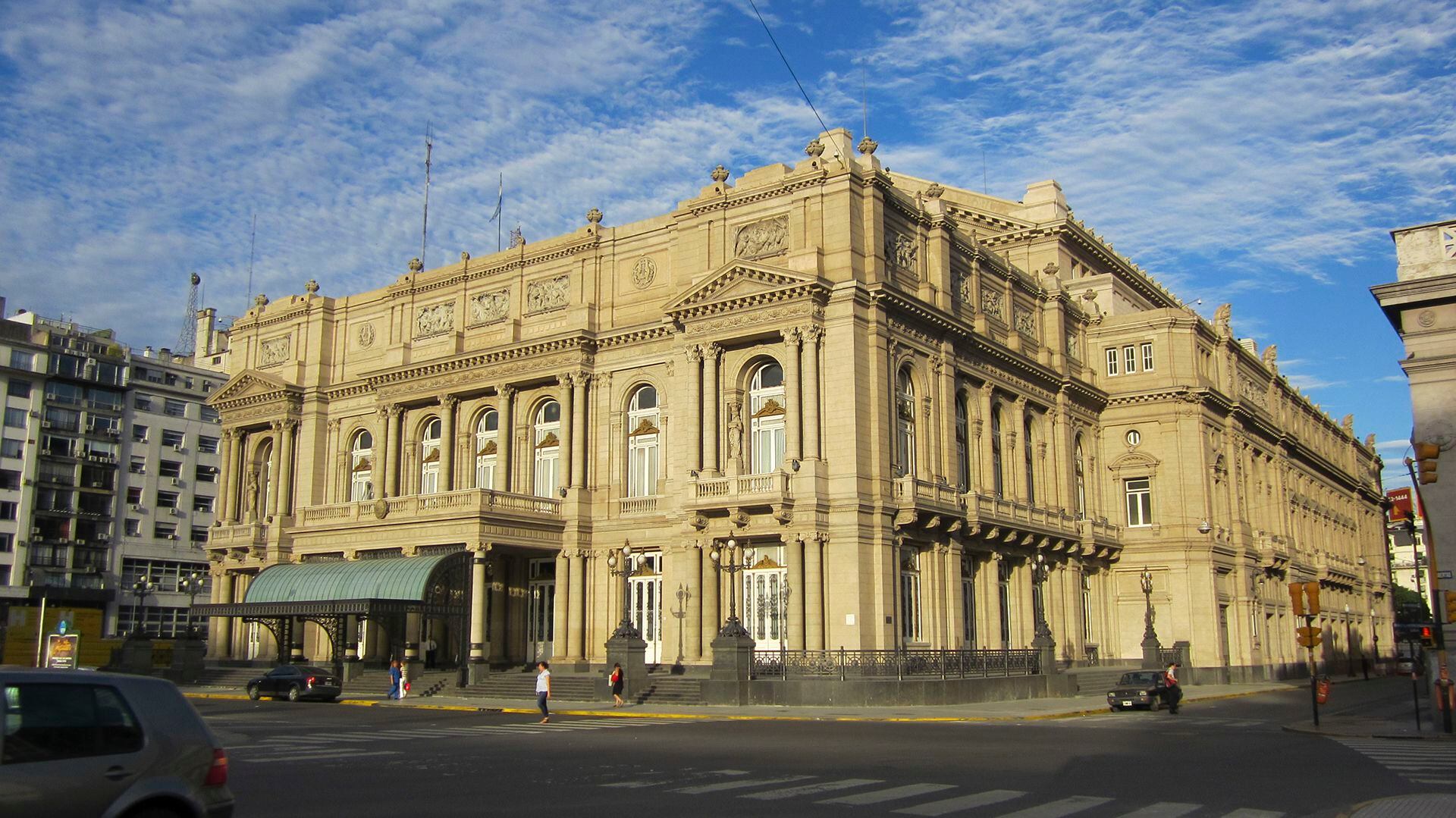 El viejo teatro cerró a fines de la década del ochenta. El actual se inauguró el 25 de mayo de 1908