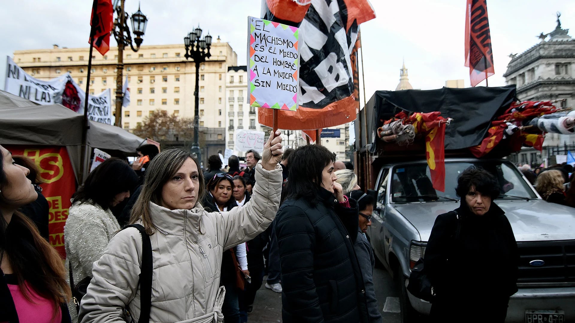 “El machismo es el miedo del hombre a la mujer sin miedo” se lee en el cartel que lleva una de las manifestantes (Nicolás Stulberg)