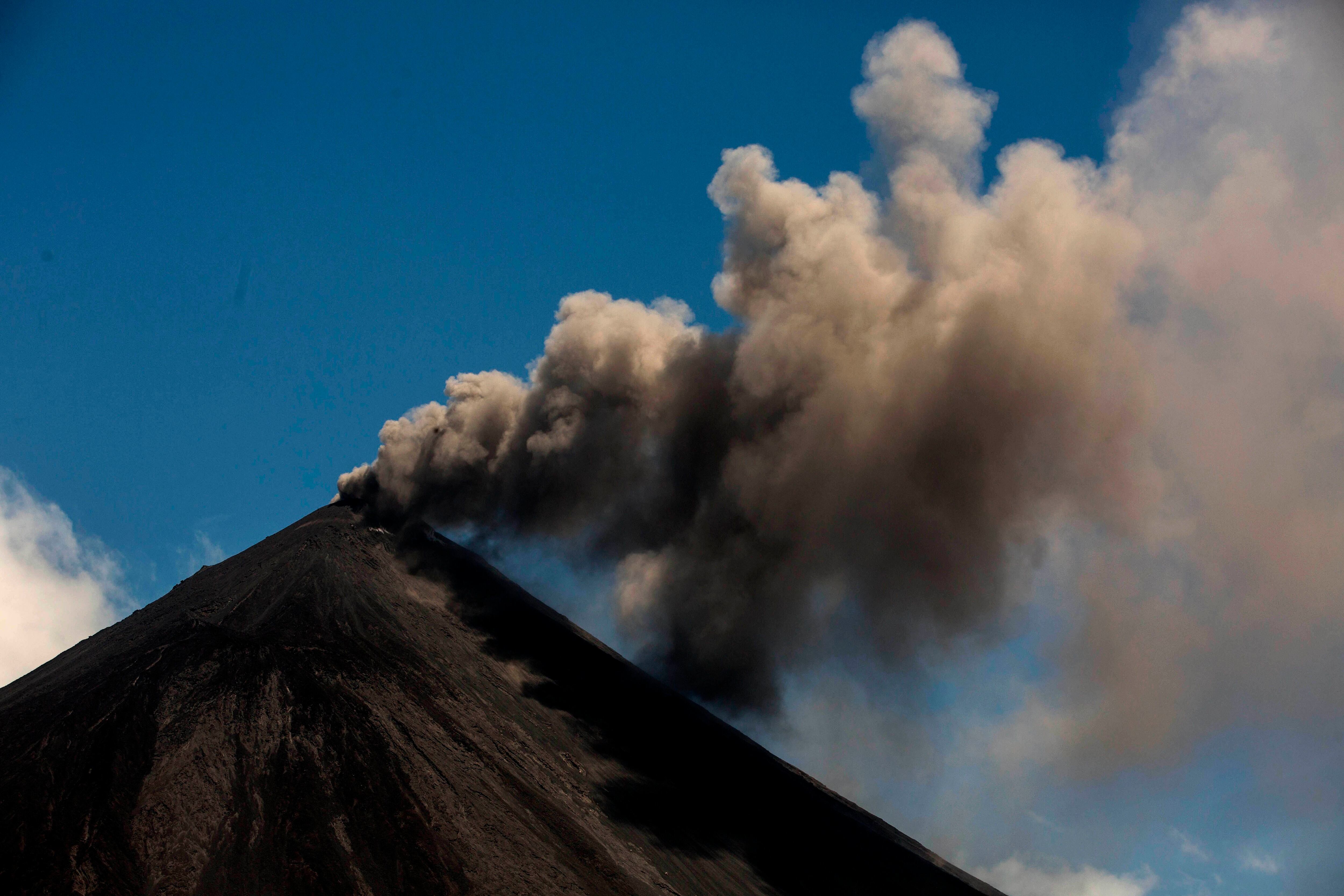 Explosión del volcán Pacaya, visto desde San Vicente Pacaya, el pasado 3 de marzo de 2021. (EFE/ Esteban Biba)
