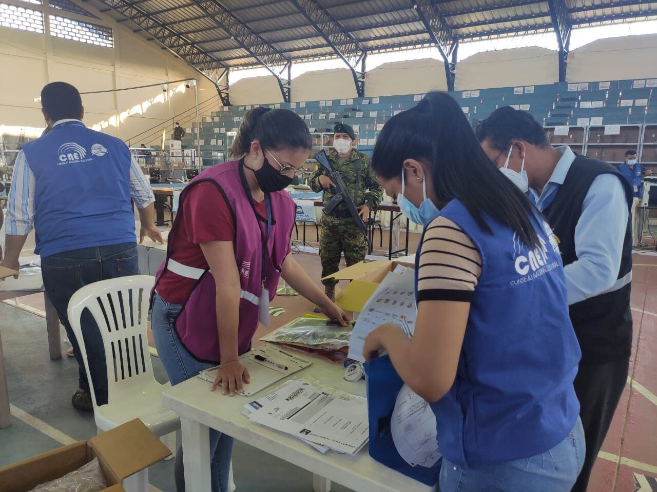 El recuento de los votos se realiza de forma manual en cada colegio electoral (CNE/Archivo)
