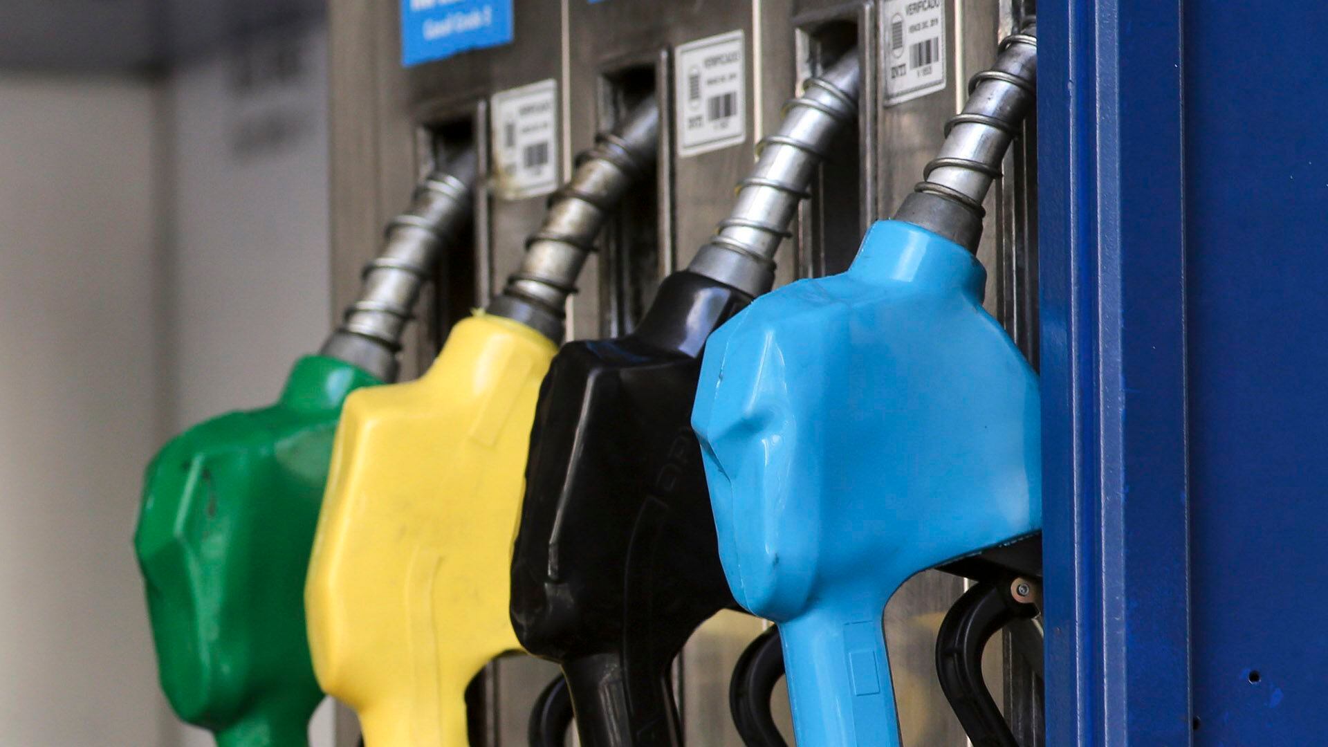 Los impuestos a los combustibles llevan nueve trimestres congelados. (NA)