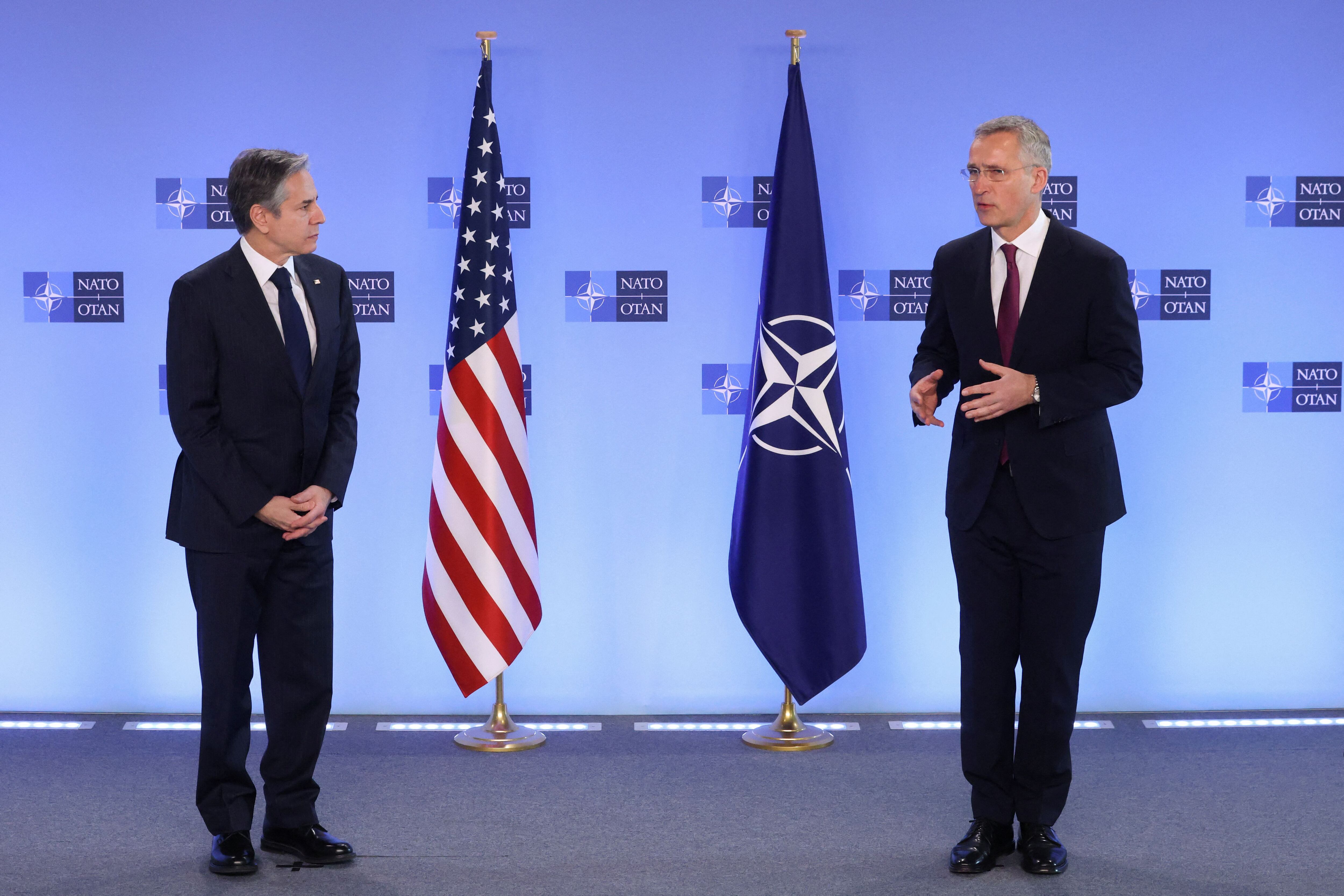 El secretario general de la OTAN, Jens Stoltenberg, y el secretario de Estado de Estados Unidos, Antony Blinken, hablan durante una conferencia de prensa antes de una reunión de ministros de Asuntos Exteriores de la OTAN en medio de la invasión rusa de Ucrania, en la sede de la Alianza en Bruselas, Bélgica, el 4 de marzo de 2022. REUTERS/Yves Herman/Pool 