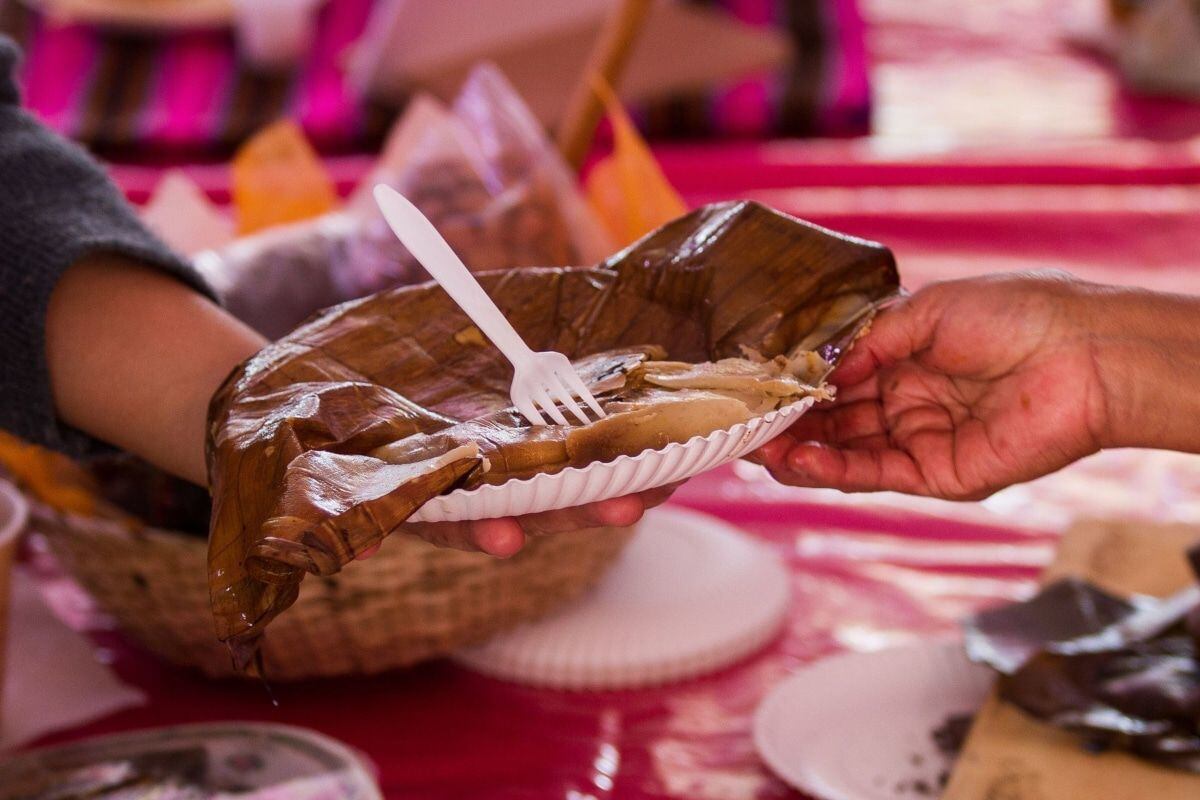 El tamal fue ganando presencia callejera y con el tiempo, algunas tamaleras optaron por vender cerca de panaderías desde temprano (Foto: Cuartoscuro)