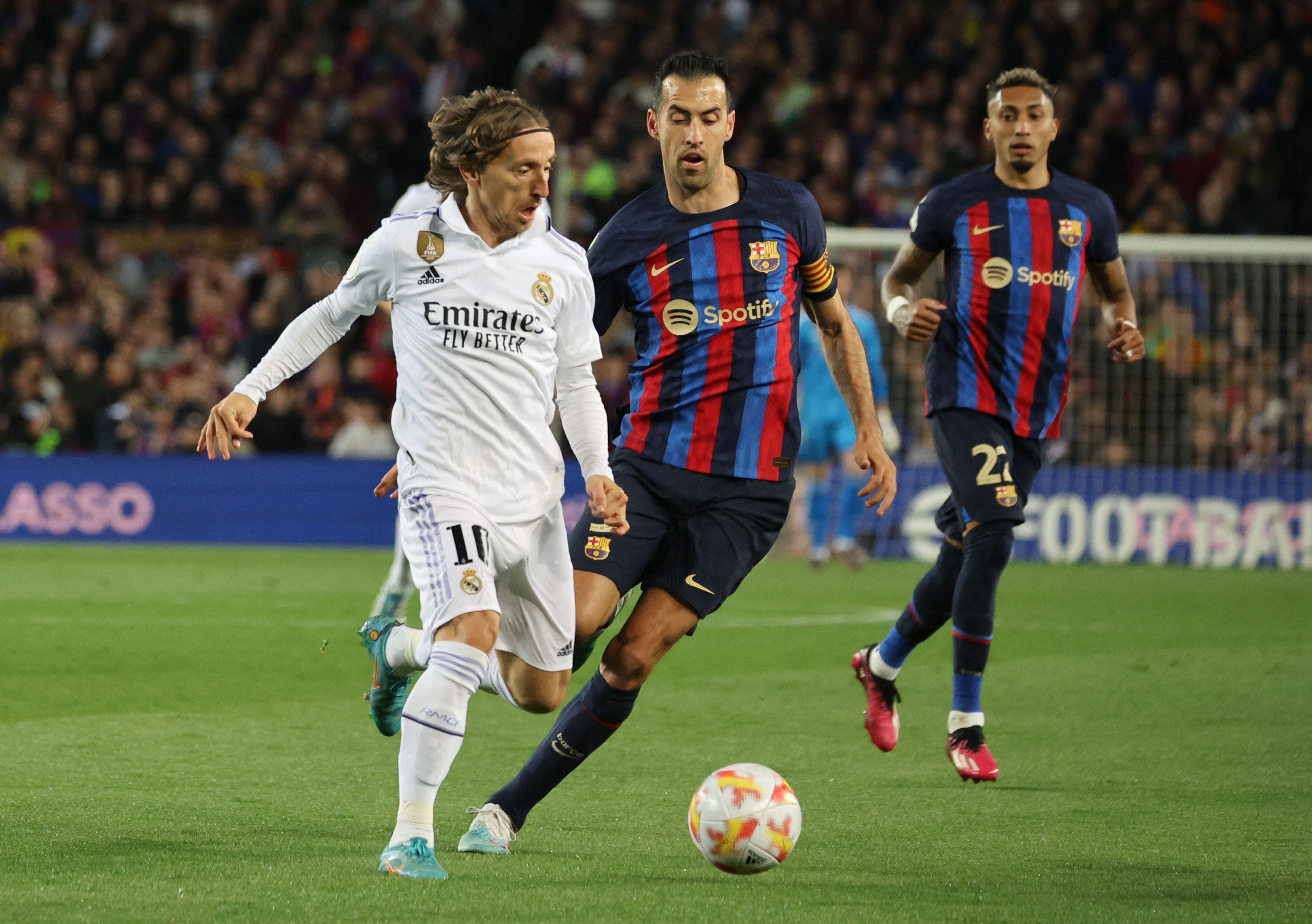 ¿Serán compañeros en Inter Miami? Sergio Busquets marca a Luka Modric durante un clásico Barcelona-Real Madrid (REUTERS/Nacho Doce)