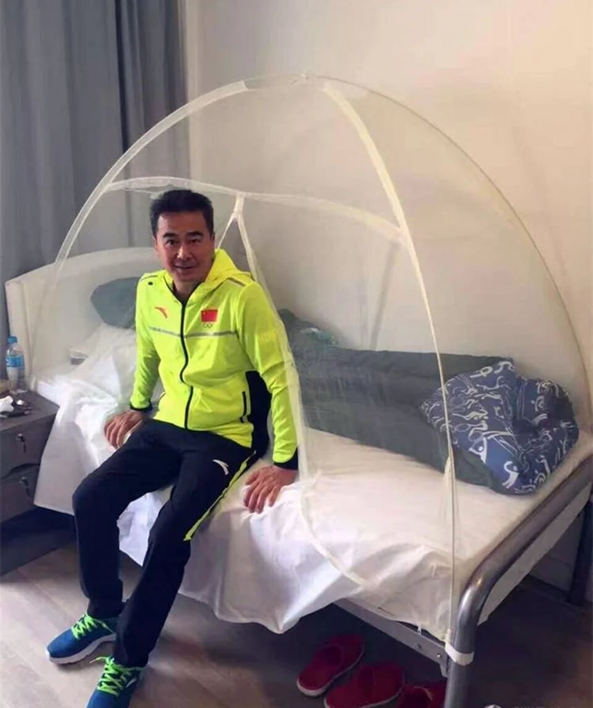 El entrenador de las gimnastas chinas también tiene su propio mosquitero