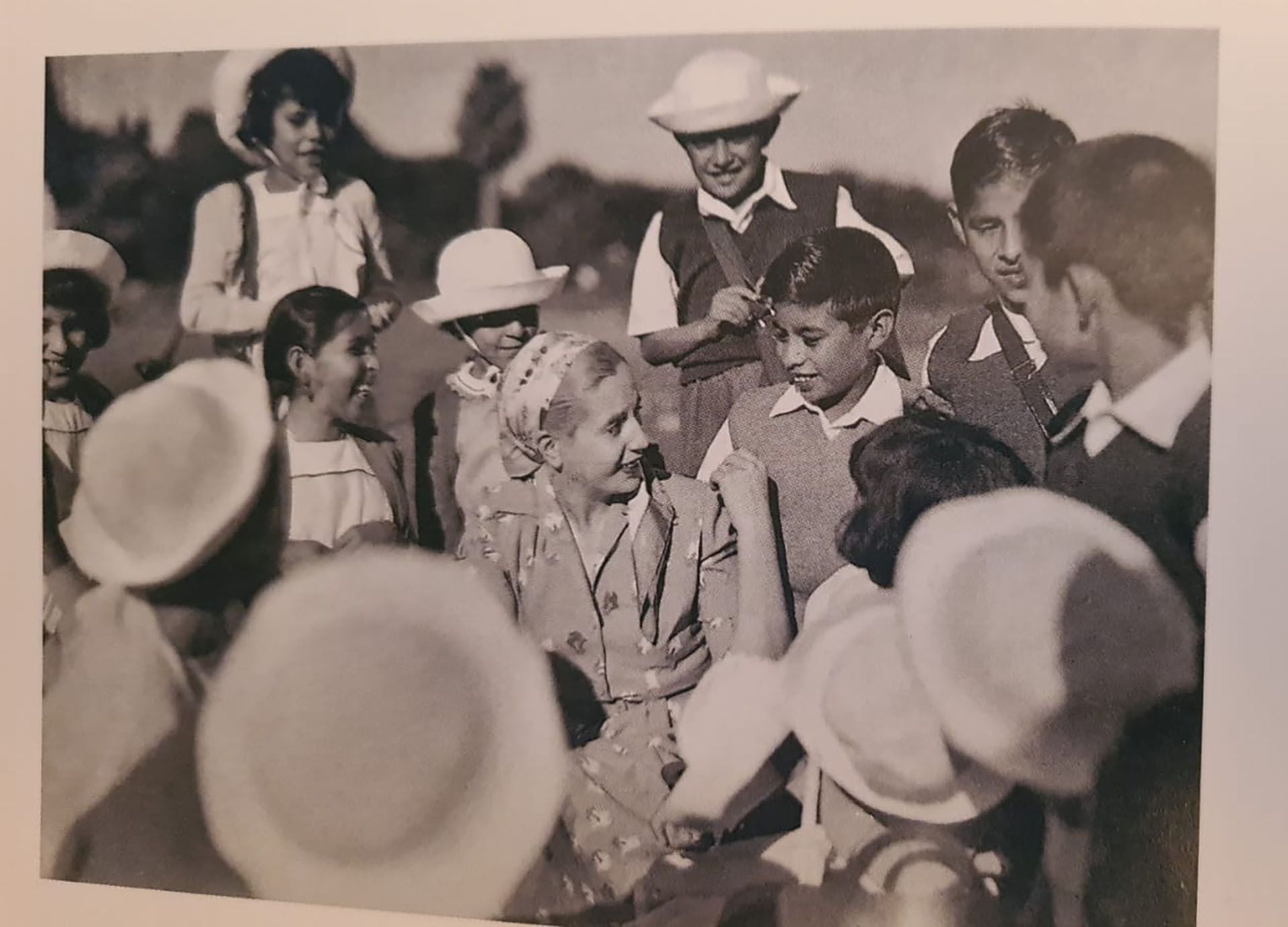 Evita rodeada de niños en el momento de apogeo del peronismo en el poder