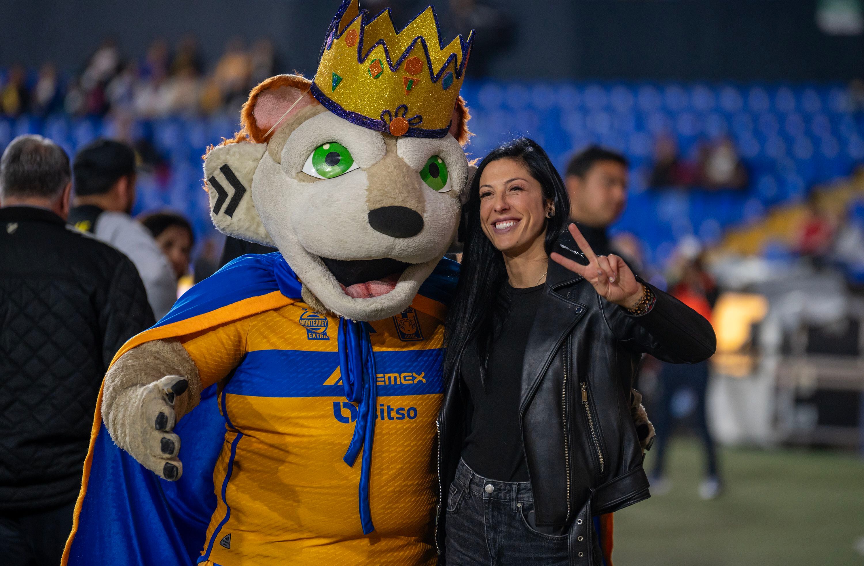 La futbolista española Jennifer Hermoso posa para fotos con la mascota de Tigres durante su presentación como nueva jugadora del Club Tigres femenil, hoy, antes del inicio del partido femenino entre Tigres UANL y Atlético San Luis, en el estadio Universitario de la ciudad de Monterrey (México). EFE/ Miguel Sierra 