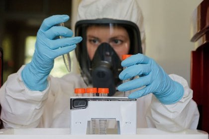 FOTO DE ARCHIVO. Una científica trabaja dentro de un laboratorio del Instituto de Investigación de Epidemiología y Microbiología Gamaleya durante la producción y pruebas de laboratorio de una vacuna contra la enfermedad del coronavirus (COVID-19), en Moscú, Rusia. 6 de agosto de 2020. The Russian Direct Investment Fund (RDIF)/Handout vía REUTERS