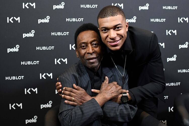 Pelé había sido internado tras un evento junto a Kylian Mbappé (AFP)