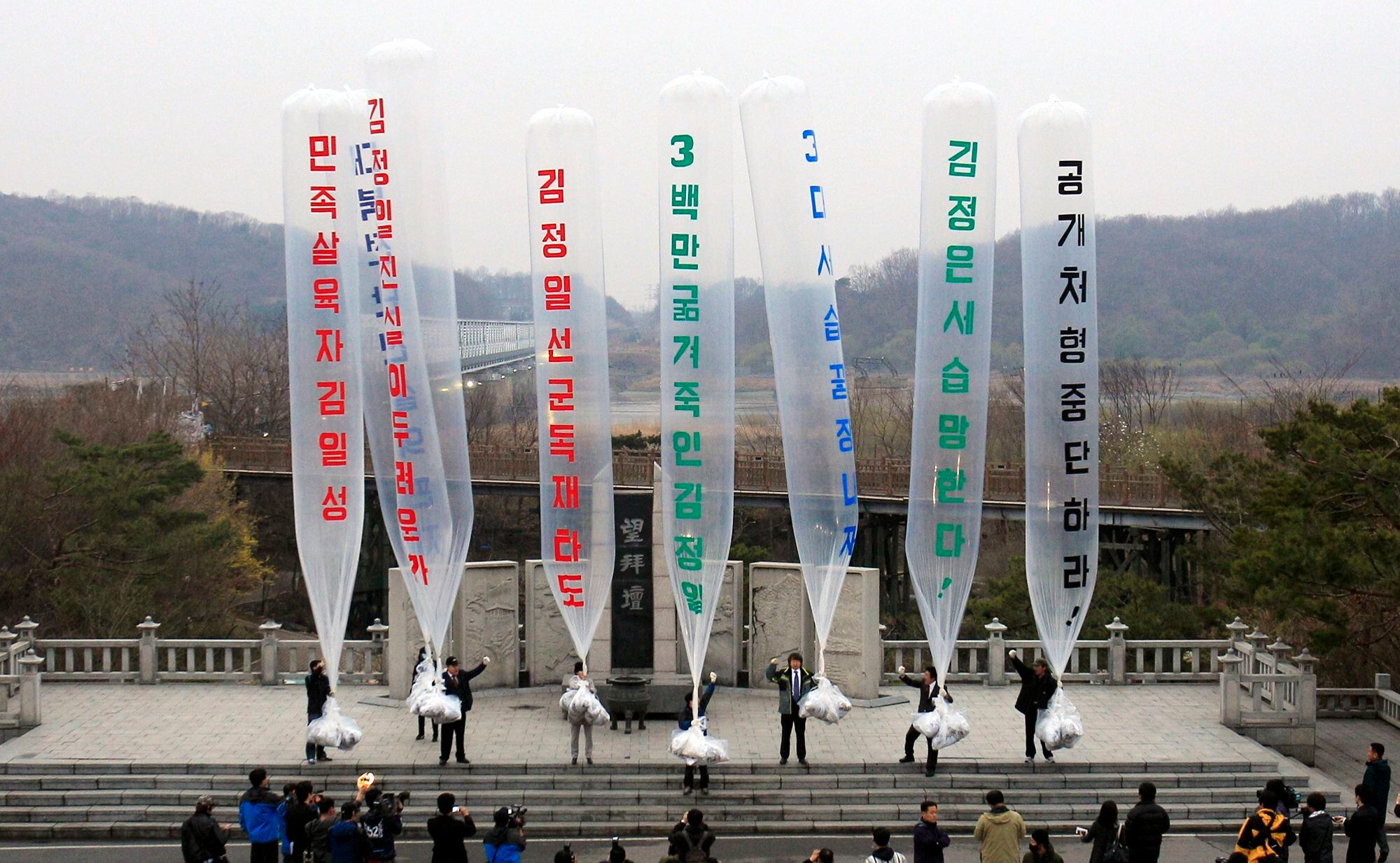 El refugiado norcoreano Park Sang-hak, al centro, y activistas conservadores surcoreanos se preparan para lanzar globos que portan panfletos en los que se critica al dictador norcoreano Kim Jong Un (AP Foto/Lee Jin-man, archivo)