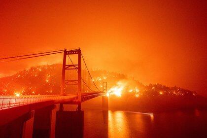 El puente Bidwell Bar está rodeado por un incendio en el lago Oroville durante el incendio Bear en Oroville, California.  (Foto de JOSH EDELSON / AFP)