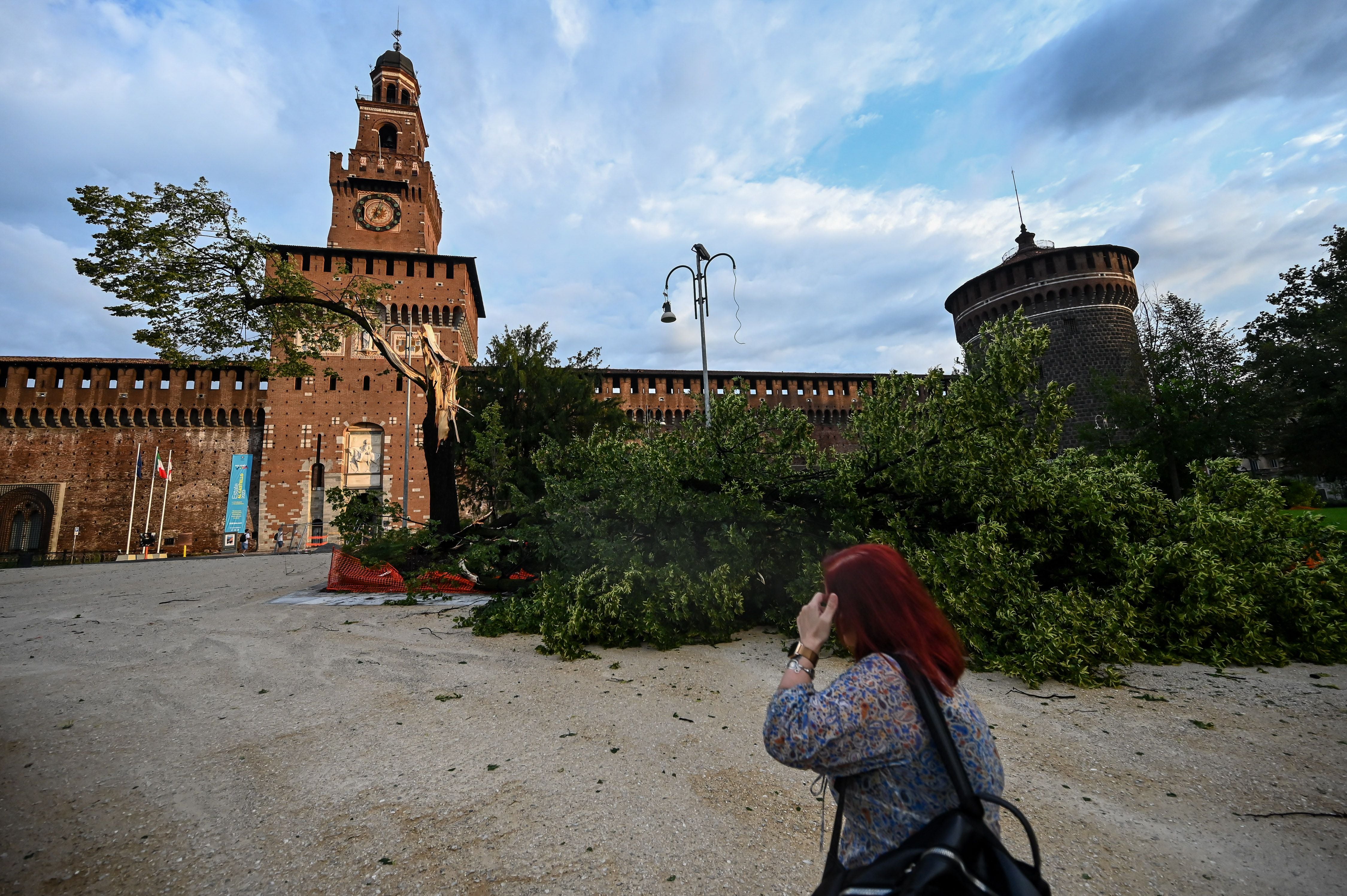 Una donna davanti al Castello Sforzesco chiuso per motivi di sicurezza (Piero CRUCIATTI/AFP)