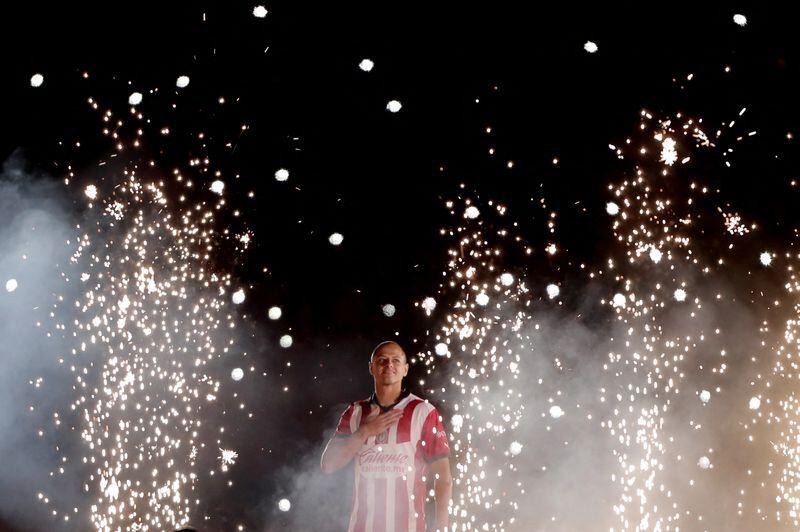 Javier "Chicharito" Hernández se presenta con su afición en su regreso al club Guadajara. Estadio Akron, Guadalajara, México. 27 de enero de 2024. REUTERS/Ivan Arias