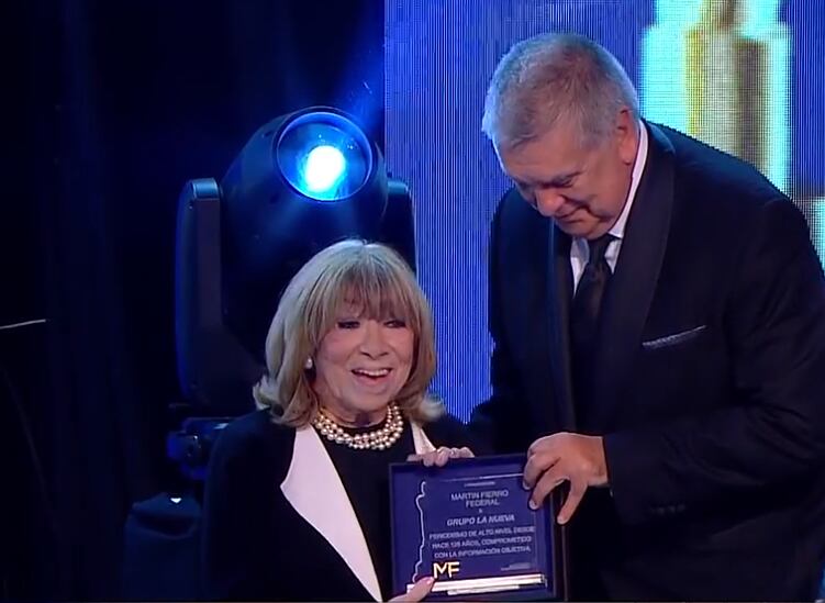 Fanny Mandelbaum recibió un premio a su trayectoria de manos de Luis Ventura