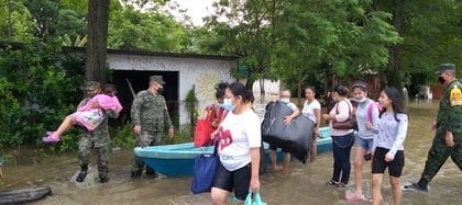 El número de comunidades afectadas en Tabasco llegó a un máximo de 899; comprenden 99,573 viviendas y 302,498 personas. Se cuentan 8 personas fallecidas