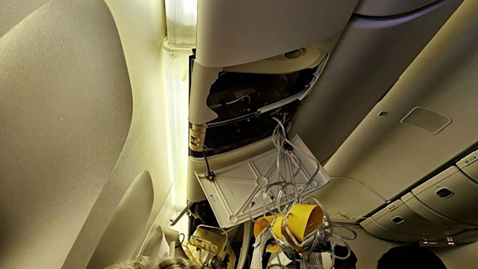 Así retiraron el cadáver y los heridos del avión de Singapore Airline