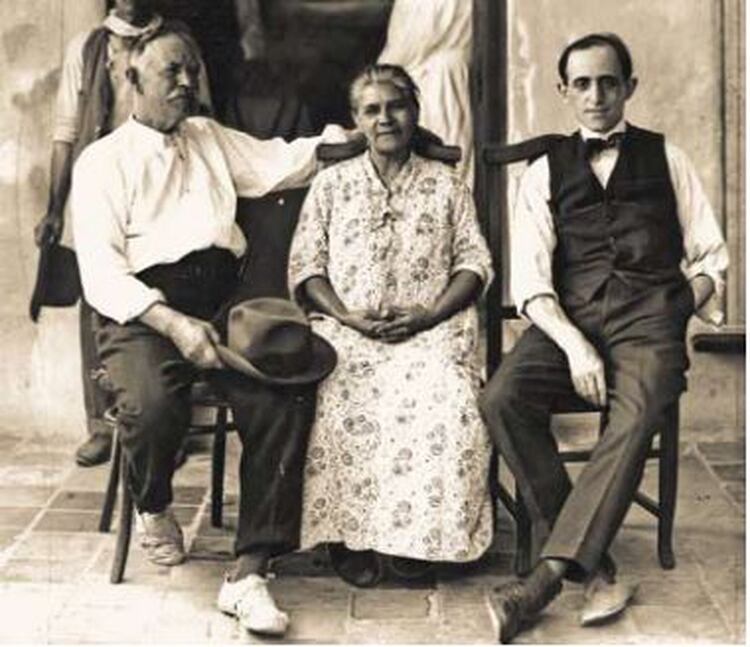 Junto a sus padres adoptivos en 1940 (Fundación Quinquela Martín)