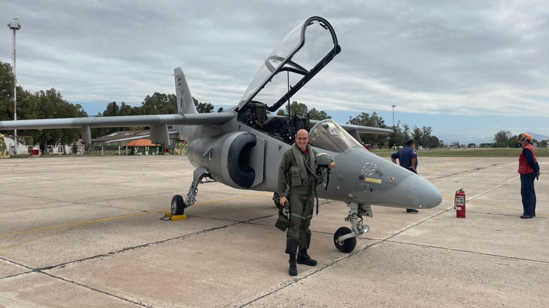 Los pilotos de aviones de caza llevan el traje “anti g” a la hora de volar. (Foto: archivo DEF)