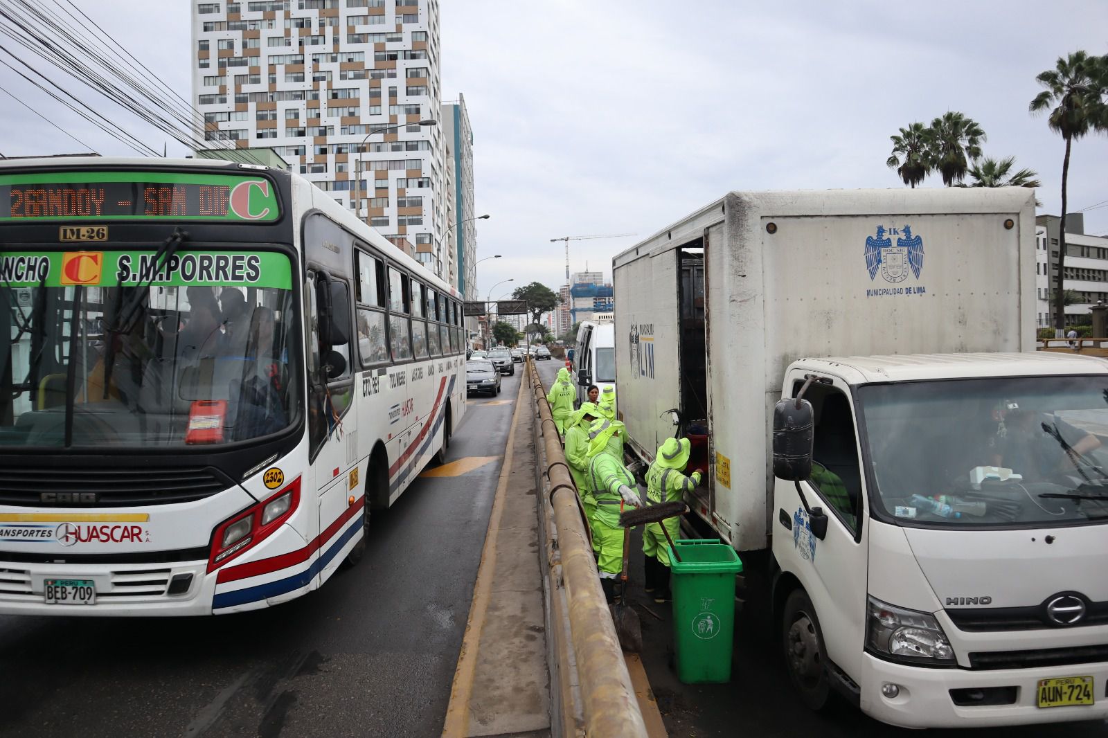 Labores de limpieza en puente de la Av. Brasil por parte de la Municipalidad de Lima. Trabajos para despejar vías tendrá una duración aproximada de 1 hora sin uso de maquinaria