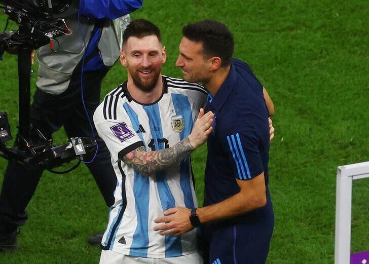 Lionel Scaloni y Lionel Messi celebran juntos tras la obtención del Mundial de Qatar en 2022 (REUTERS/Paul Childs)