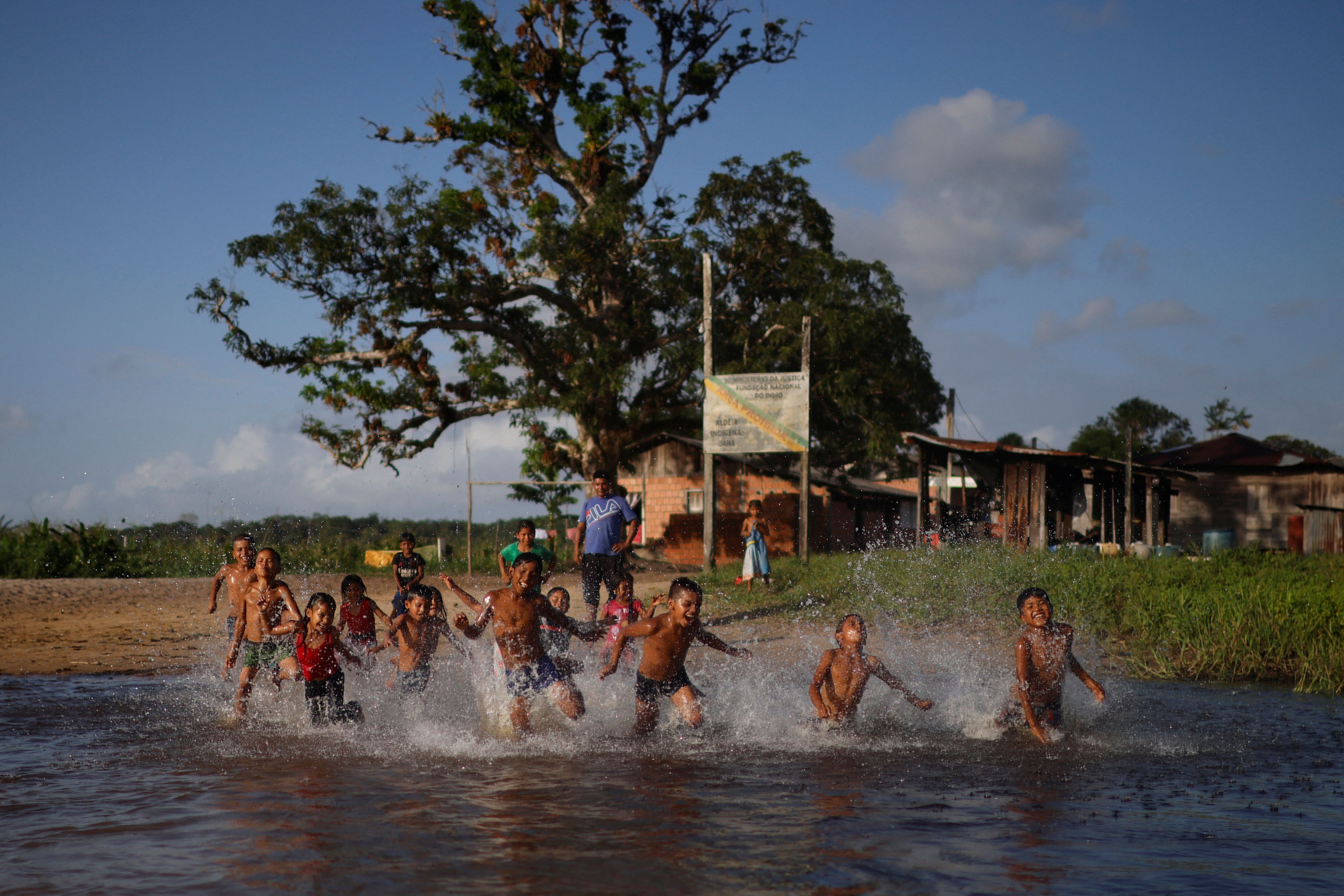 En la Amazonia viven 47 millones de personas, como este grupo de niño de Oiapoque, Amapa, Brasil/ REUTERS/Adriano Machado