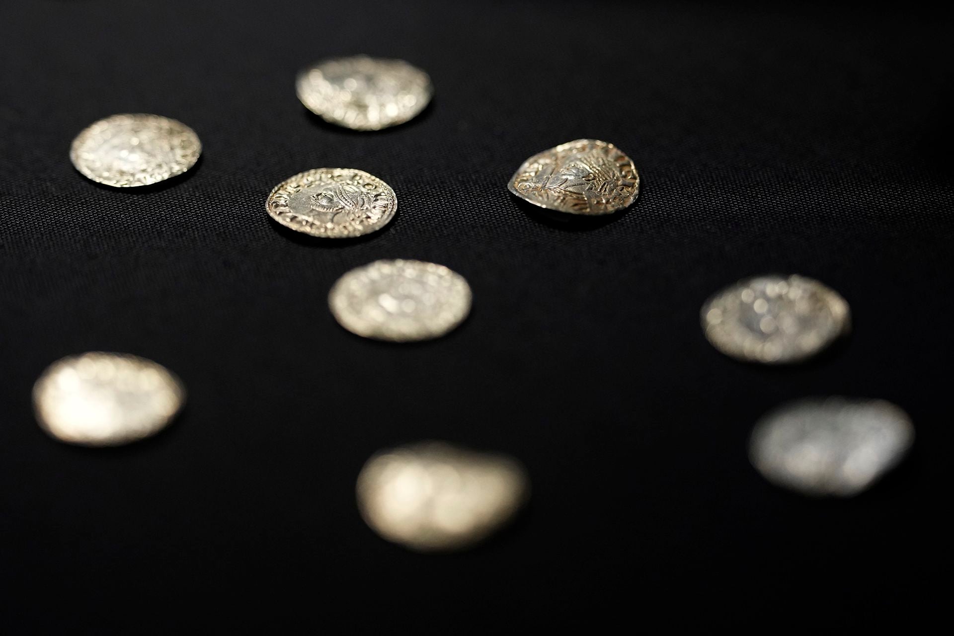 Una selección de monedas que datan de la época de la invasión normanda de Gran Bretaña en 1066 (Foto AP/Alastair Grant) 