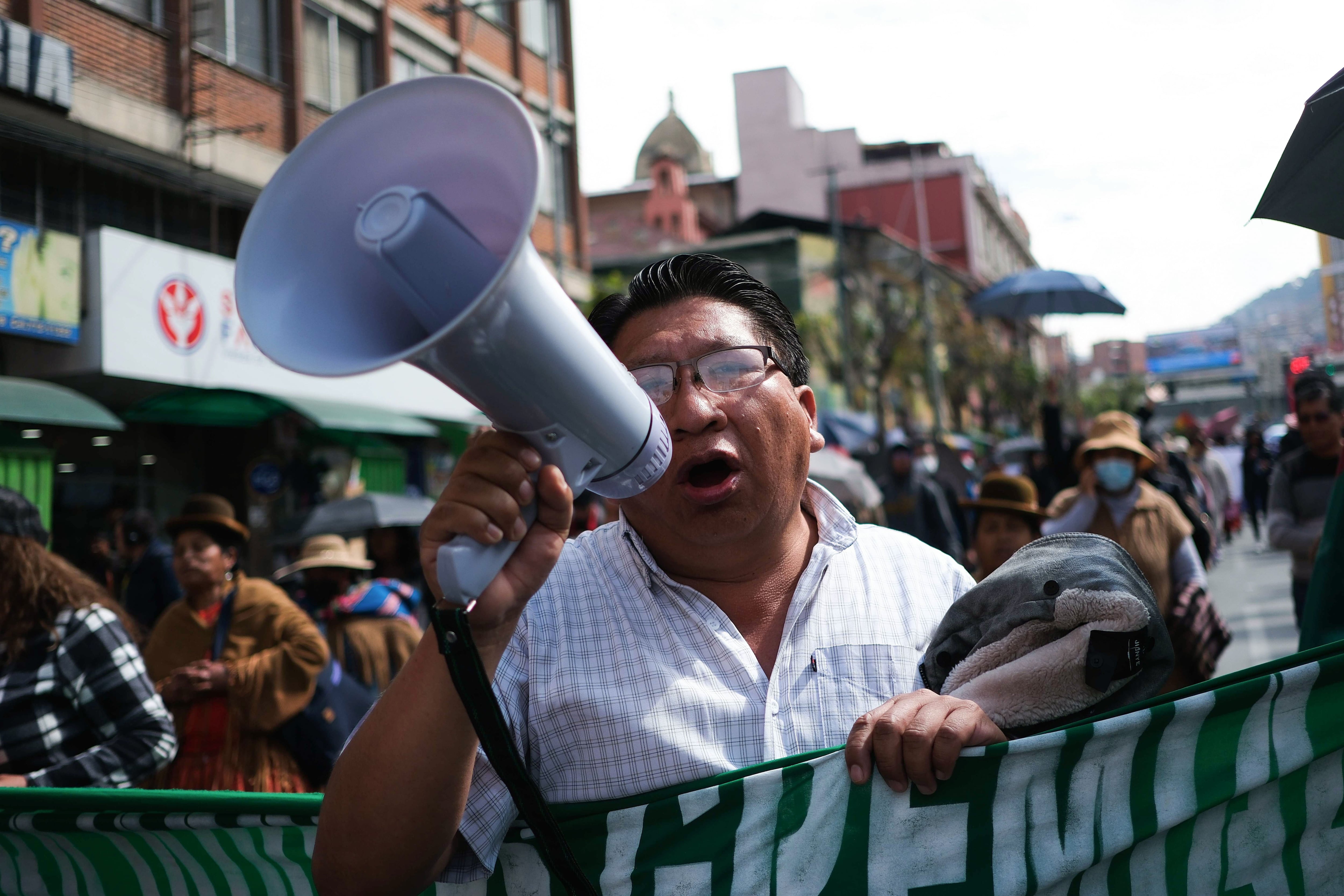 La restricción de acceso a divisas genera protestas lideradas por comerciantes e importadores (EFE/ Juan Carlos Torrejón) 