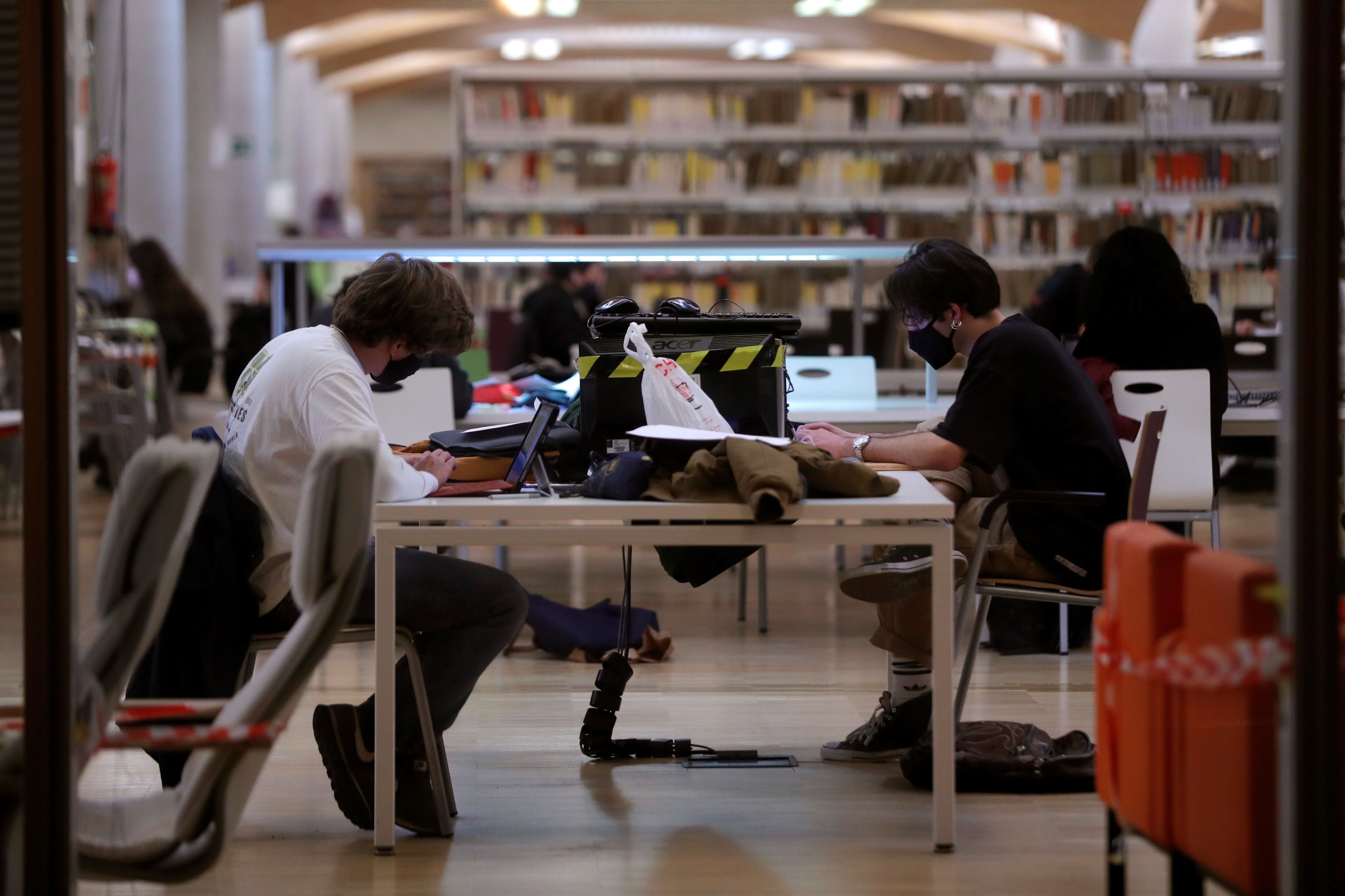 Imagen de archivo de estudiantes que hacen uso de las instalaciones de una Biblioteca EFE/Emilio Naranjo
